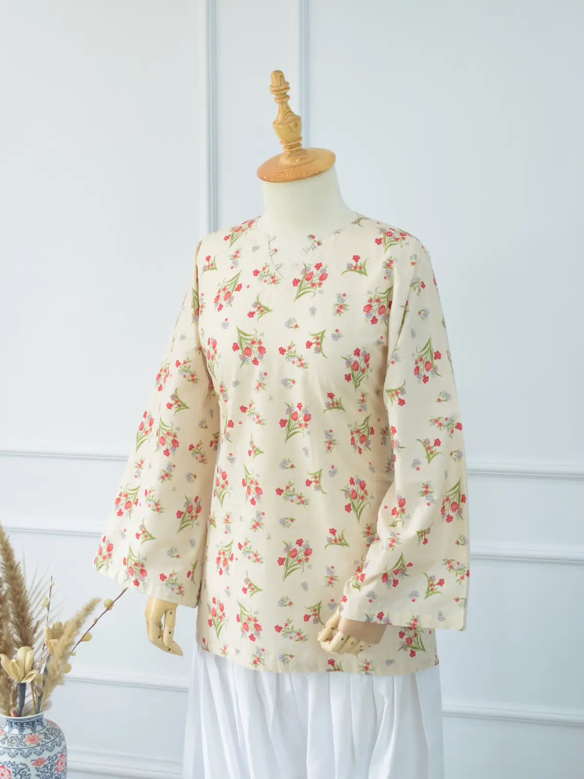 Rosie Bloom beige floral kurti with white shalwar – full outfit view, casual Pakistani lawn suit, mannequin styling