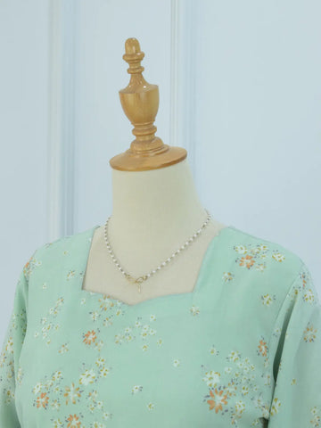 Close-up of V-neckline, Fiora green kurti with necklace